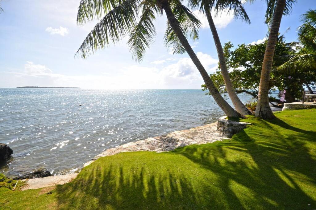 Queen Malesso Houseboat Villa Merizo Exterior photo