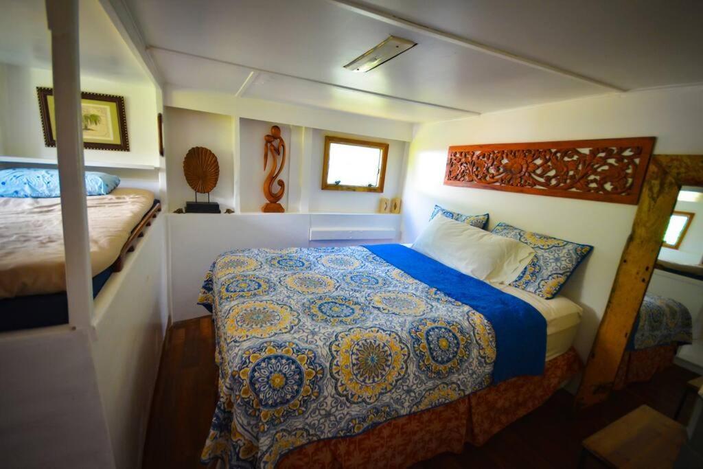 Queen Malesso Houseboat Villa Merizo Exterior photo